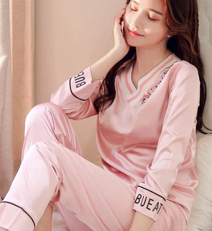 Bộ đồ pijama dài điểm thêm họa tiết chữ, đơn giản nhưng không nhàm chán