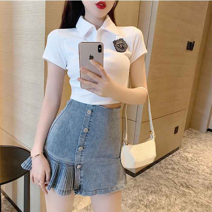 Áo polo croptop đi kèm cùng chân váy jean cách điệu mang đến sự trẻ trung