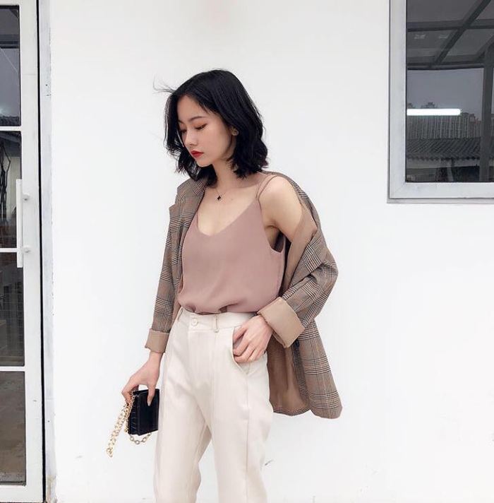 Áo hai dây mix cùng blazer và quần ống suông vừa điệu đà nữ tính, vừa sang trọng