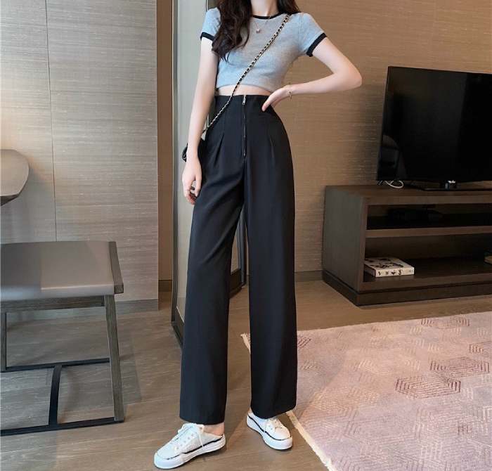 Kết hợp áo croptop cùng quần suông xếp ly trên giúp nàng khoe vòng 2 quyến rũ