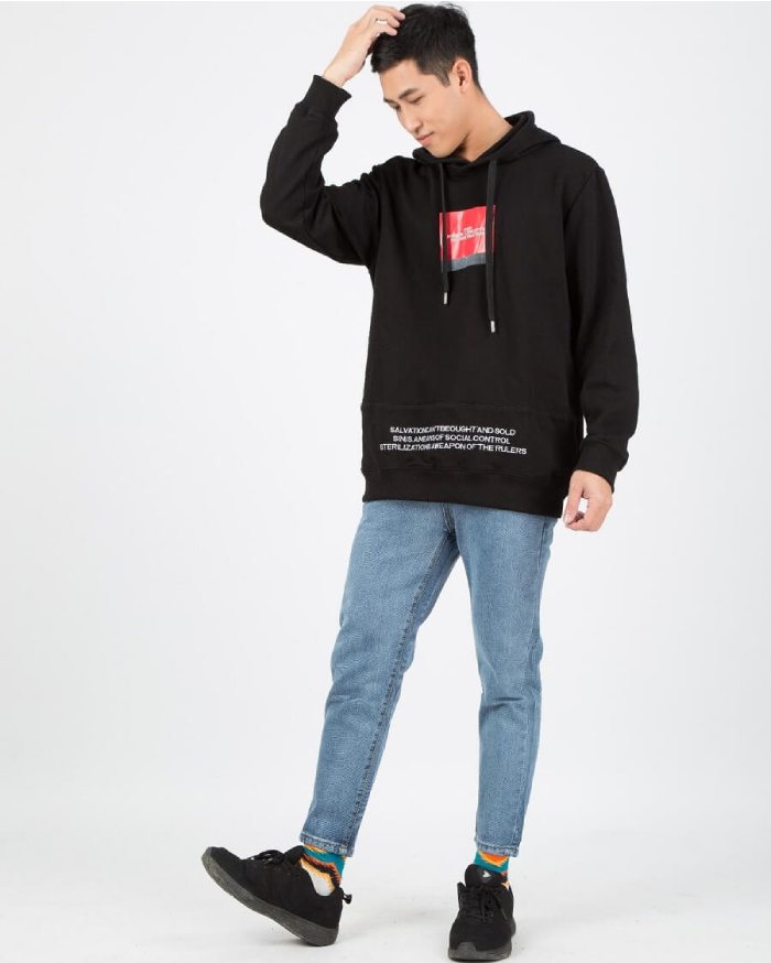 Mix áo hoodie và quần jeans là sự kết hợp trẻ trung cho anh em