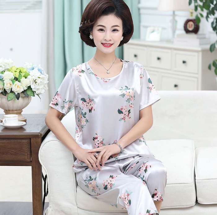 Bộ đồ mặc nhà pijama với chất liệu vải lụa mát lạnh