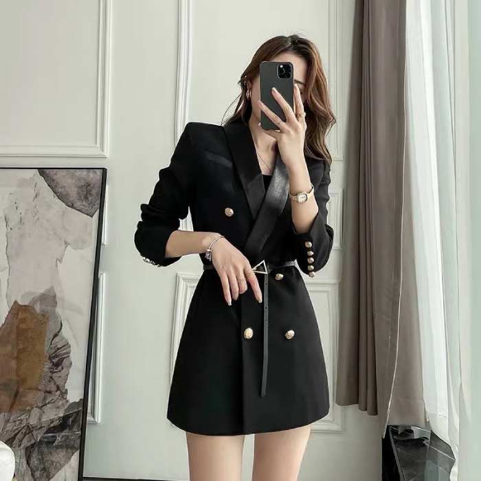 Suit dáng dài chiết eo tạo điểm nhấn cho vòng 2 cho chị em hiệu Urban Vibe