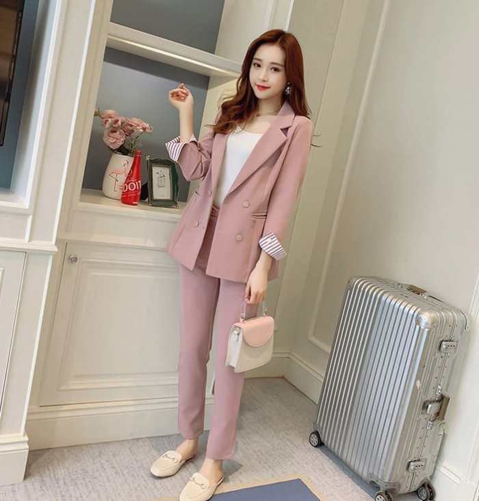 Áo blazer dáng rộng đứng form và quần âu cùng màu tạo nên set trang phục vừa thoải mái, vừa thanh lịch