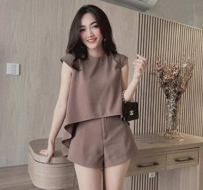 Bộ suit ngắn được thiết kế kiểu freesize, phù hợp với chị em có cân nặng từ 40 - 65kg