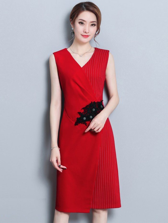 Thời thượng khi quý cô diện chiếc đầm đỏ sát nách hiệu Lady shop