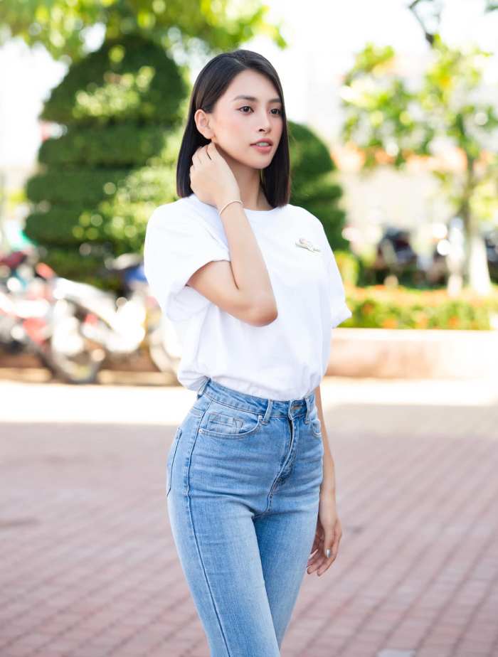 Năng động, khỏe khoắn trong set đồ áo thun trắng và quần jeans xanh