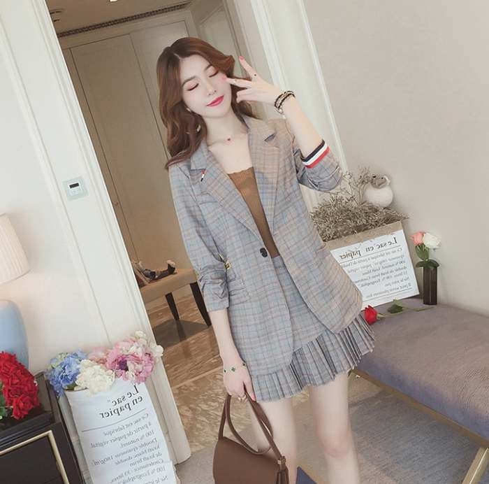 Bộ suit có họa tiết kẻ caro xám, giúp chị em tôn da siêu đỉnh