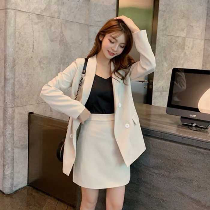 Bộ đồ công sở trẻ trung, thanh lịch với chân váy khoác blazer màu be