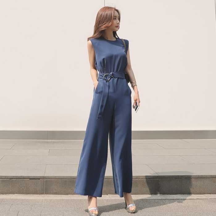 Bộ đồ jumpsuit màu xanh sát nách hiện đại