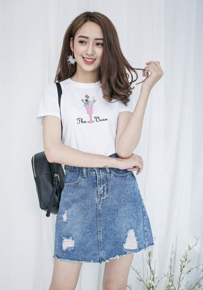 Outfit áo thun trắng và chân váy jeans giúp nàng toát lên sự khỏe khoắn