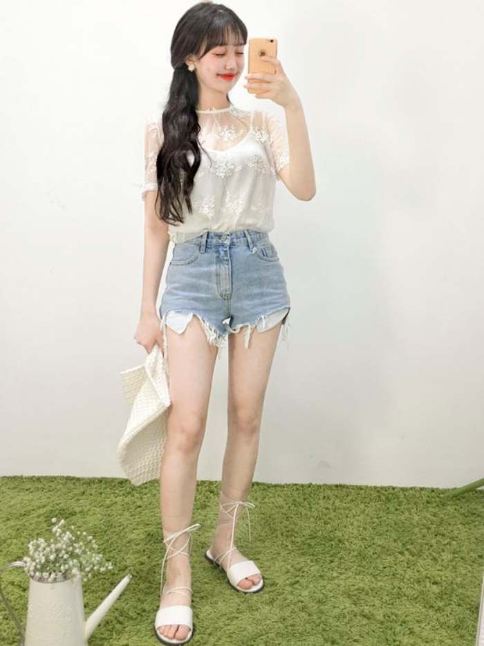 Năng động, cá tính trong set trang phục áo ren và quần short jeans