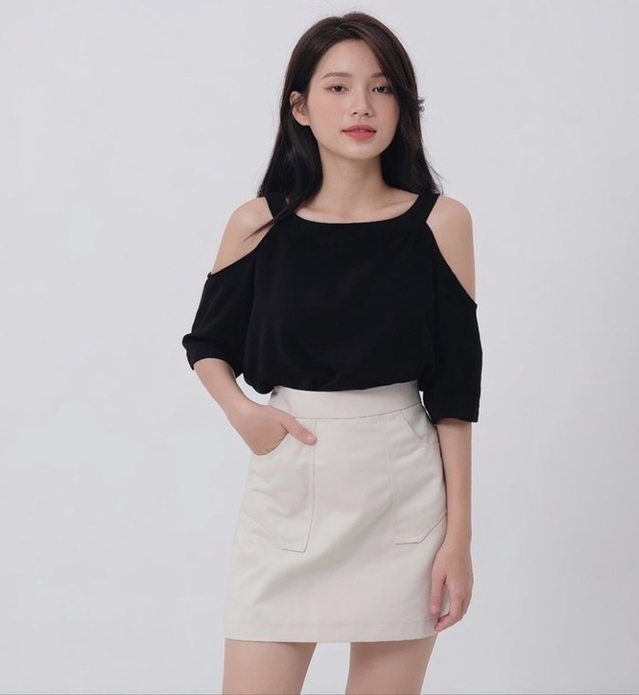 Một chiếc áo trễ vai kiểu cut-out mix cùng chân váy ngắn chữ A, tạo nên sự gợi cảm và ngọt ngào