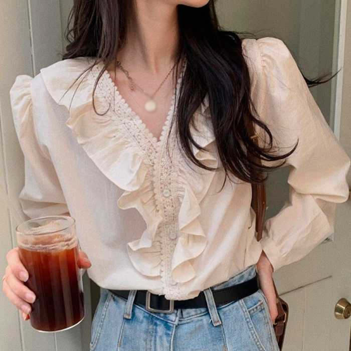 Áo V-neck có đường xẻ vừa phải, toát lên vẻ quyến rũ nhưng không gây phản cảm