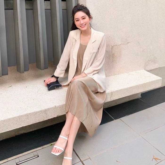 Diện váy và áo blazer thanh lịch đến nơi công sở