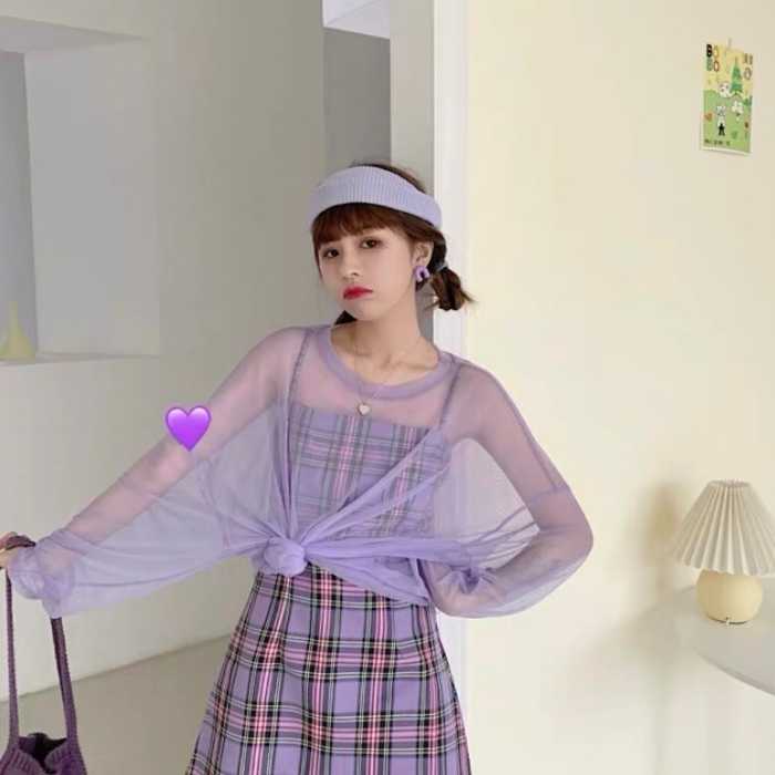 Mix áo voan trong và váy 2 dây kẻ cho outfit đầy ấn tượng