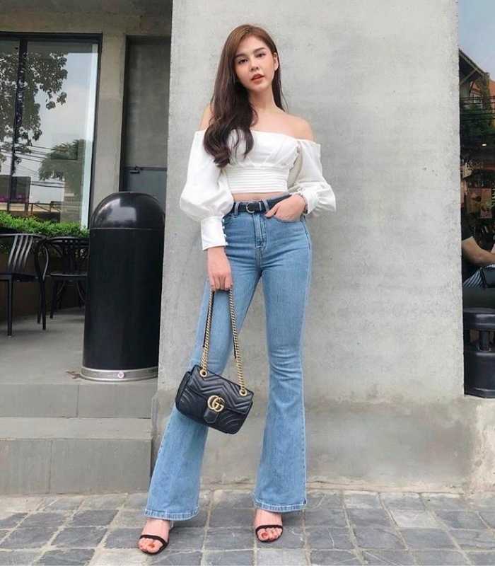 Set đồ áo trễ vai và quần jeans sành điệu phù hợp cho dịp đi chơi