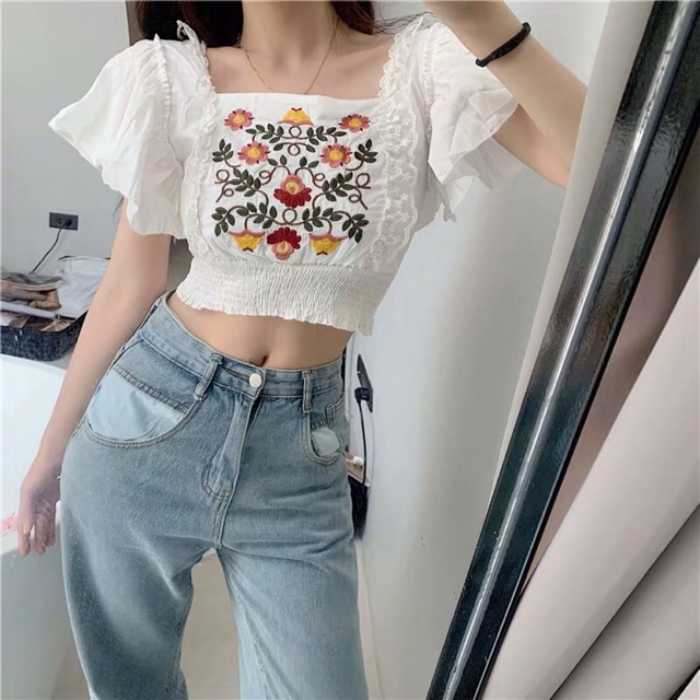 Áo croptop trắng họa tiết nổi bật kết hợp quần jeans xanh tạo cách phối màu đẹp