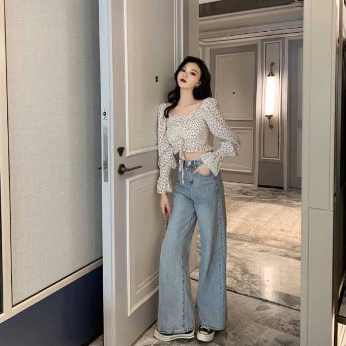 Quần jeans ống rộng cạp cao phối áo croptop hoa nhí nữ tính