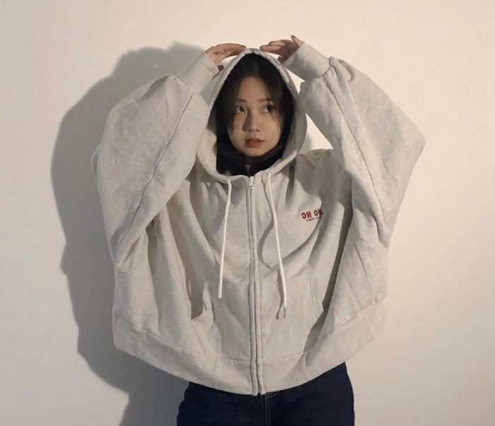 Áo hoodie oversize mang đến sự thoải mái cho cô nàng