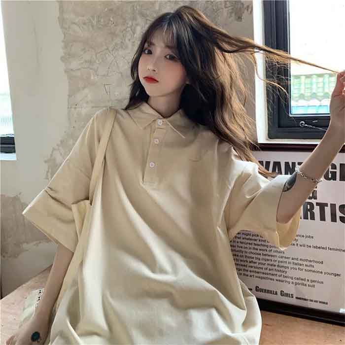 Áo polo nữ màu trắng sữa kiểu oversize, mang đến sự thoải mái cho cô nàng