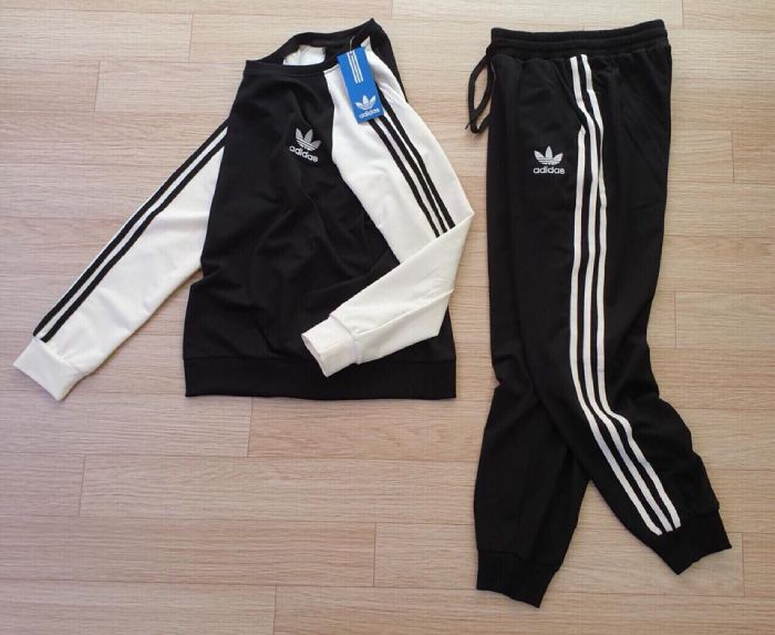 Quần áo Adidas chính hãng luôn có đầy đủ tem và nhãn mác