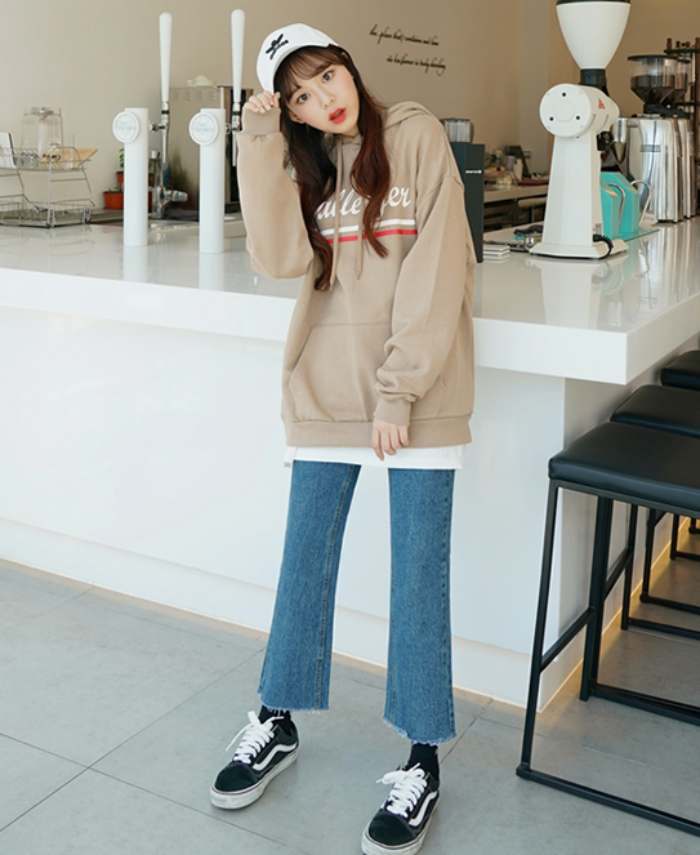 Quần jeans ống rộng mix cùng áo sweater tạo nên outfit trẻ trung