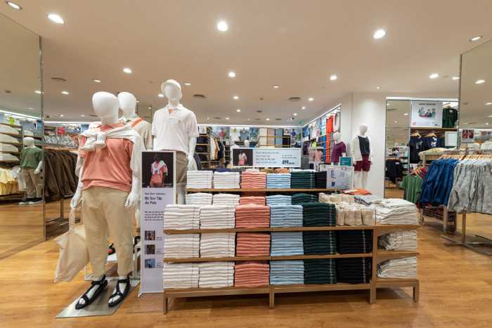 Shop quần áo hàng hiệu Uniqlo sang trọng