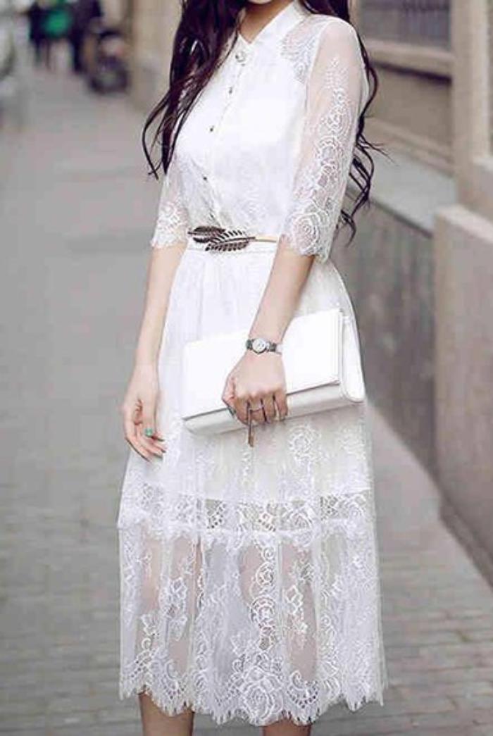 Váy liền thân maxi ren kết hợp cùng phụ kiện ví trắng tạo nên outfit dự tiệc hoàn hảo