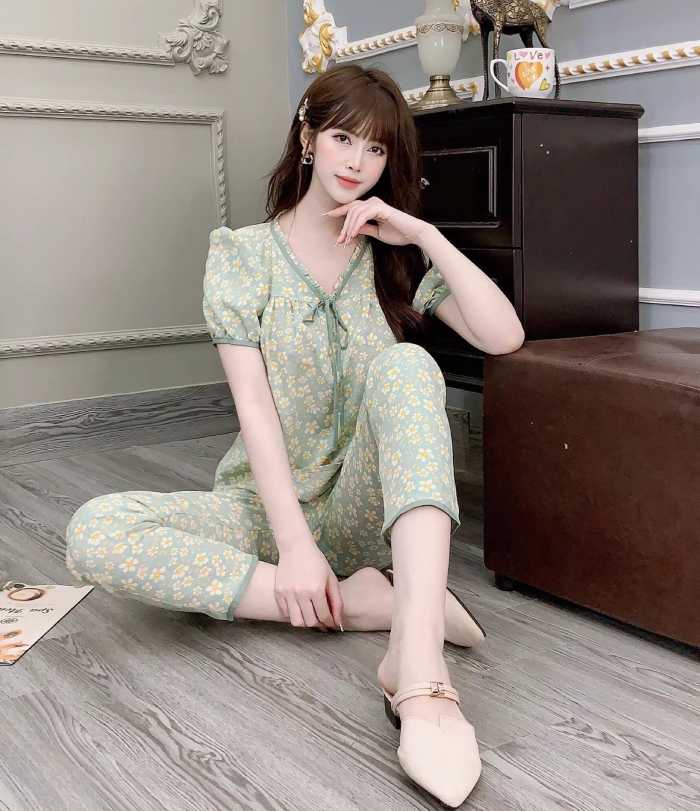 Đồ bộ có thiết kế cổ tim cho cô nàng thêm phần gợi cảm