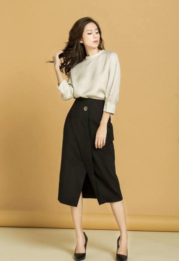 Áo lụa kết hợp cùng chân váy midi tạo nên outfit sang trọng