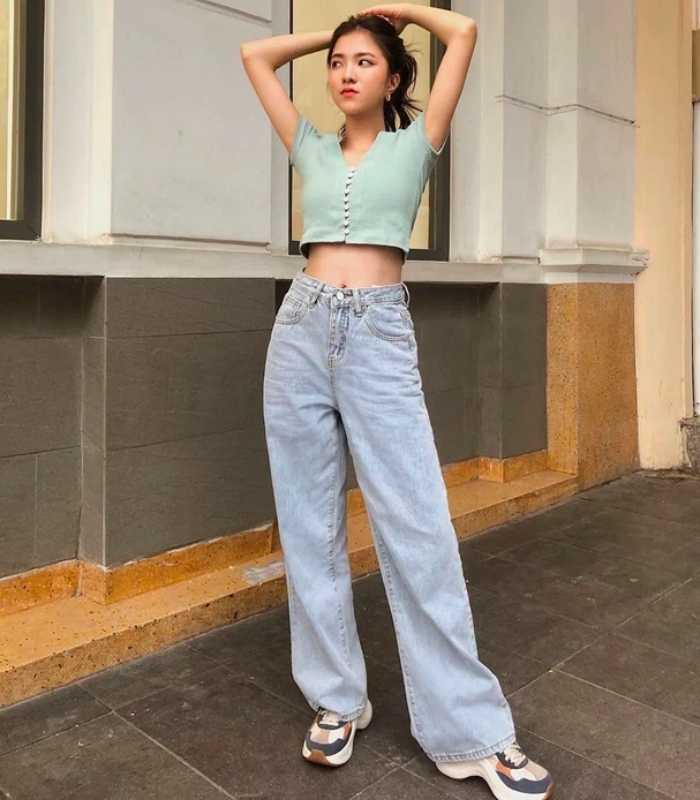 Khoe eo thon cá tính bằng set đồ áo croptop và quần jeans ống rộng