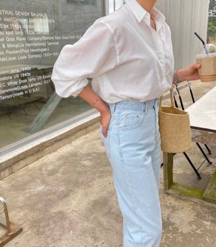 Sơ mi tay bồng mix cùng quần jeans mang đến outfit mùa hè đậm chất công sở