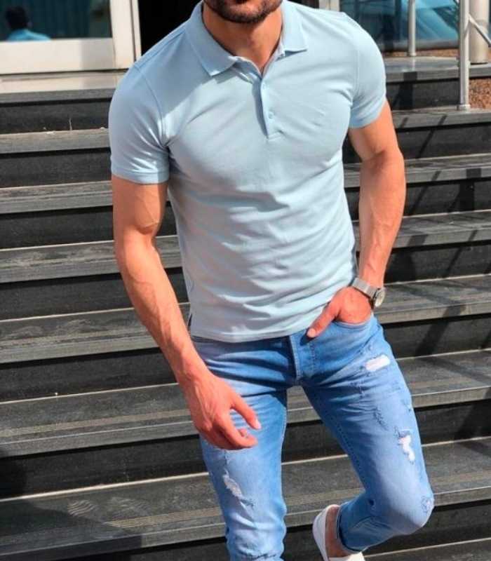 Áo polo và quần jeans toát lên sự nhã nhặn nhưng không kém phần khoẻ khoắn, tươi trẻ