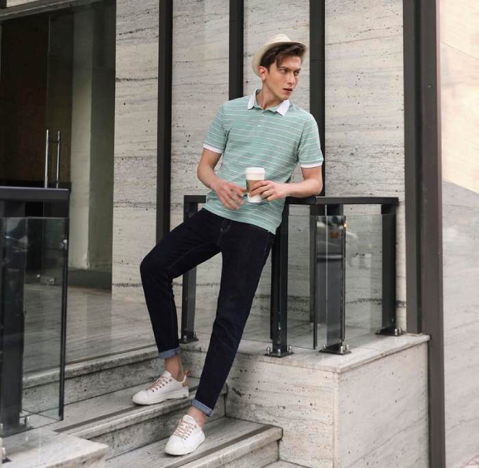 Áo thun polo cao cấp mix cùng jeans và giày thể thao tạo nên set trang phục năng động