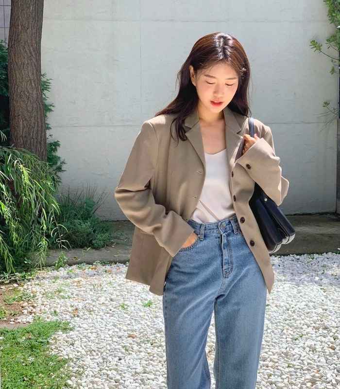 Bộ ba áo blazer, quần jeans và áo dây hướng đến sự thoải mái nhưng không mất đi vẻ lịch sự