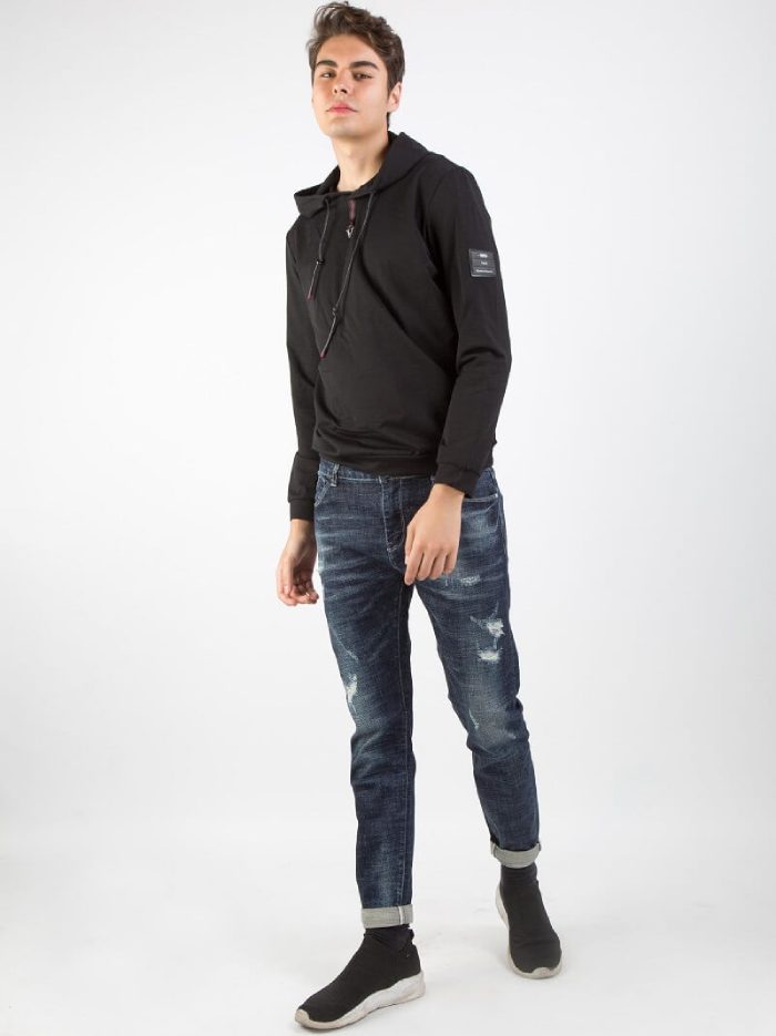 Set áo hoodie cùng quần jeans tạo nên outfit khỏe khoắn