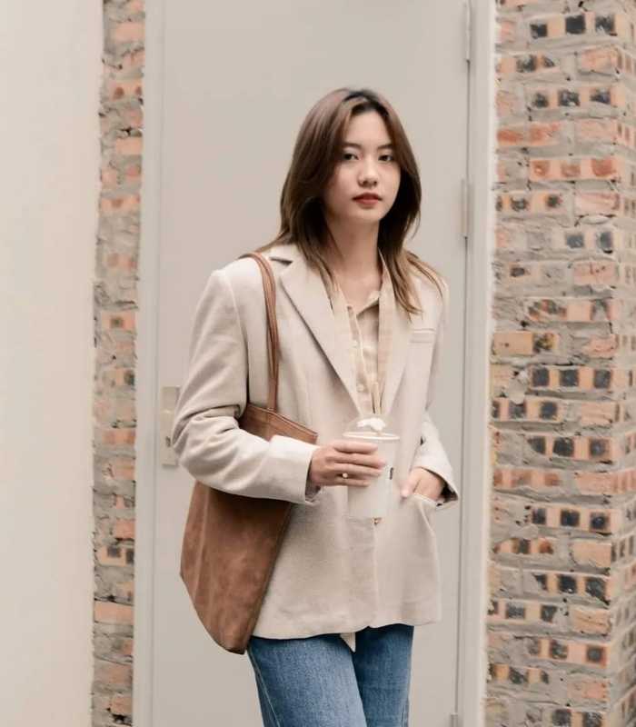 Áo blazer mix quần jeans đem đến cảm giác thoải mái nơi công sở