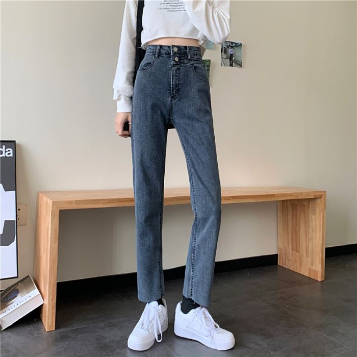 Diện quần jeans ống đứng cùng áo croptop giúp chị em công sở khoe vòng 2 khéo léo