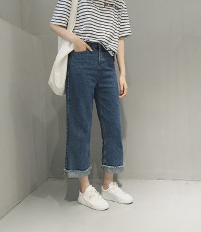 Kết hợp áo thun kẻ ngang, jean, túi tote và giày thể thao, tạo nên outfit hoàn hảo