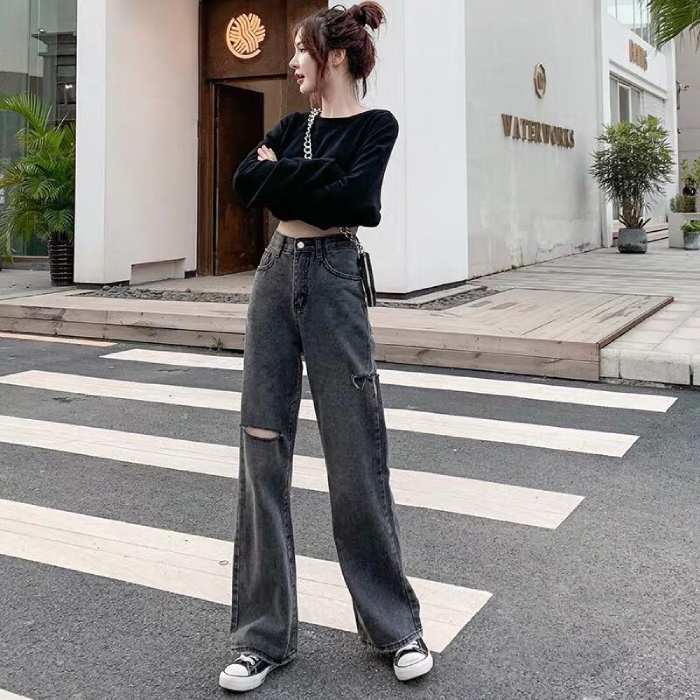 Quần jeans xám mix cùng áo thun dài tay cùng gam màu thể hiện phong cách cá tính của chị em