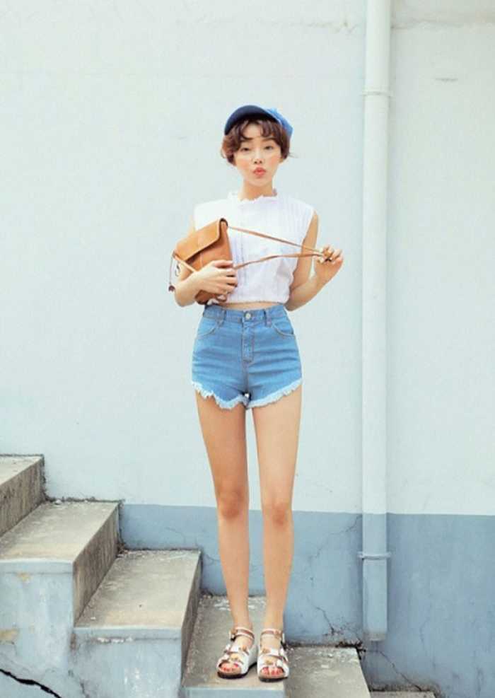 Cách phối đồ đi chơi cho nữ với áo croptop cùng quần short jean 