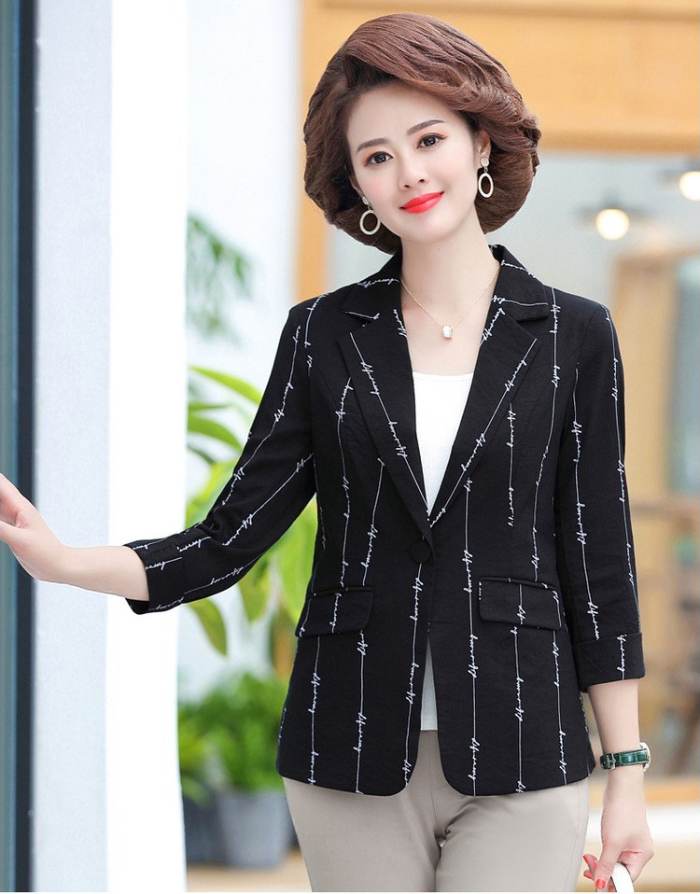 Họa tiết trắng làm điểm nhấn nổi bật trên nền đen của chiếc blazer