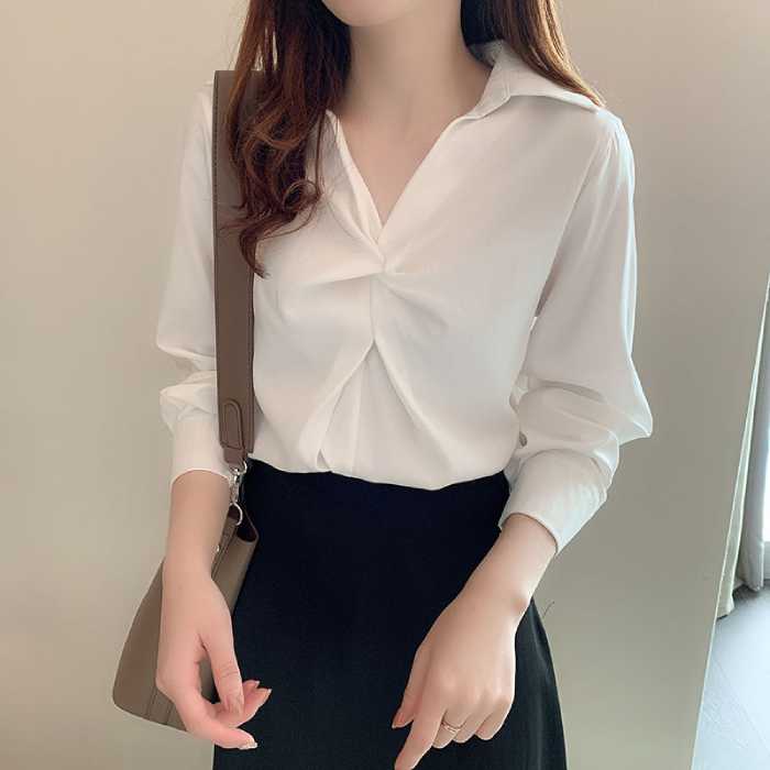 Outfit duyên dáng cho nàng thục nữ với áo sơ mi trắng mix chân váy đen