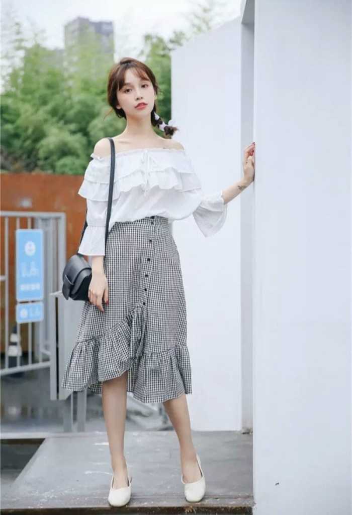 Phối đồ với chân váy đuôi cá cùng áo blouse bánh bèo nữ tính