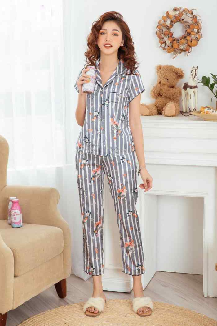 Pijama họa tiết kẻ dọc tạo cảm giác thanh mảnh cho cô nàng