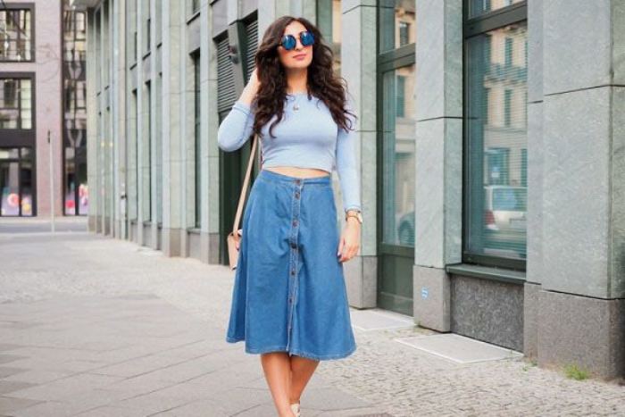 Áo len mỏng kết hợp cùng chân váy jeans đồng màu đã tạo nên một outfit hài hòa