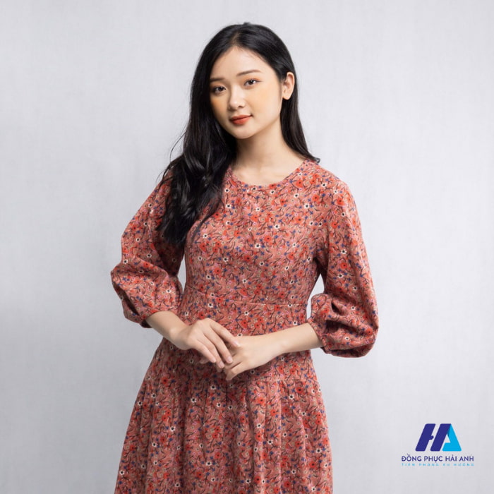 Váy nhung tăm hoa nhí với sắc đỏ đẹp mắt và nổi bật