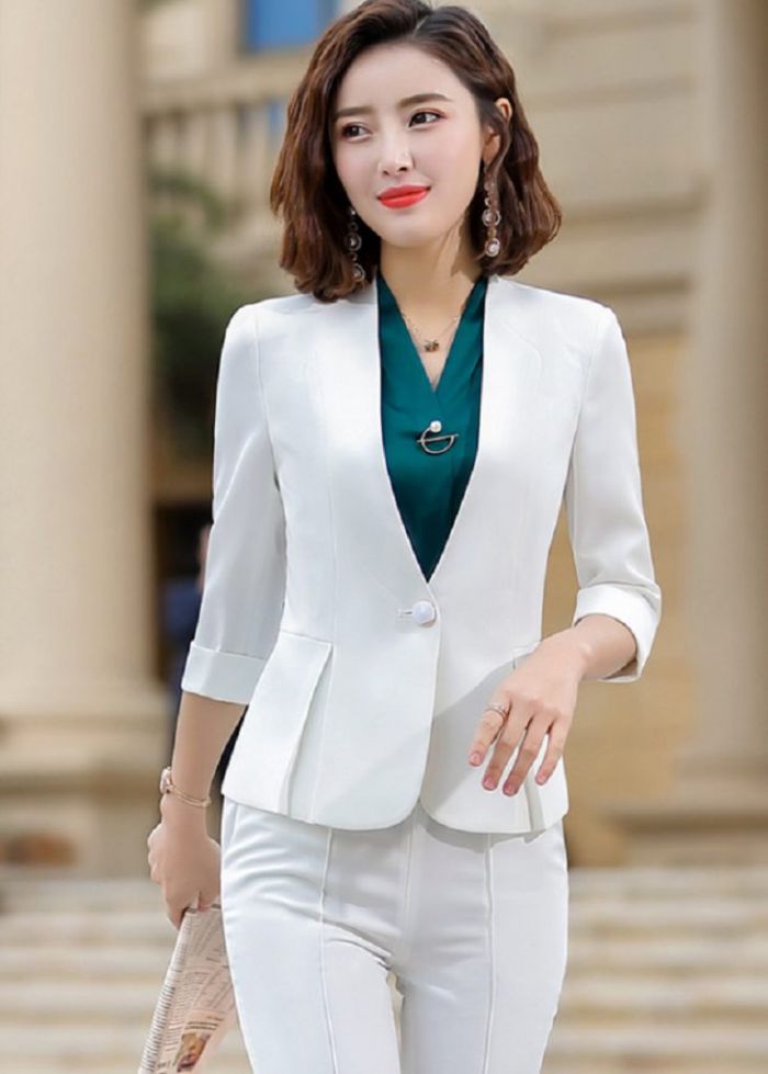 Phái đẹp thường có xu hướng mix vest màu trắng cùng áo sơ mi xanh