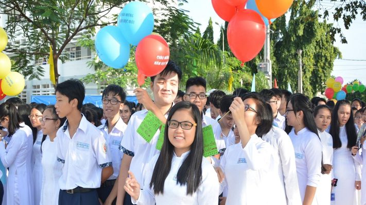 Đồng phục trường THPT Nguyễn Hữu Cầu là mẫu đồng phục độc đáo, ấn tượng